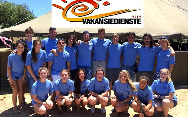 â€˜n Spanfoto van die jaarlikse en gewilde Stranddiensspan te Uilenkraalsmond, wat uiters gewild is vir hul stranddienste, asook vele aktiwiteite vir almal, onder leiding van GÃ¼nther HÃ¼sselmann, ShirnÃ© Nel en Henro Vorster.